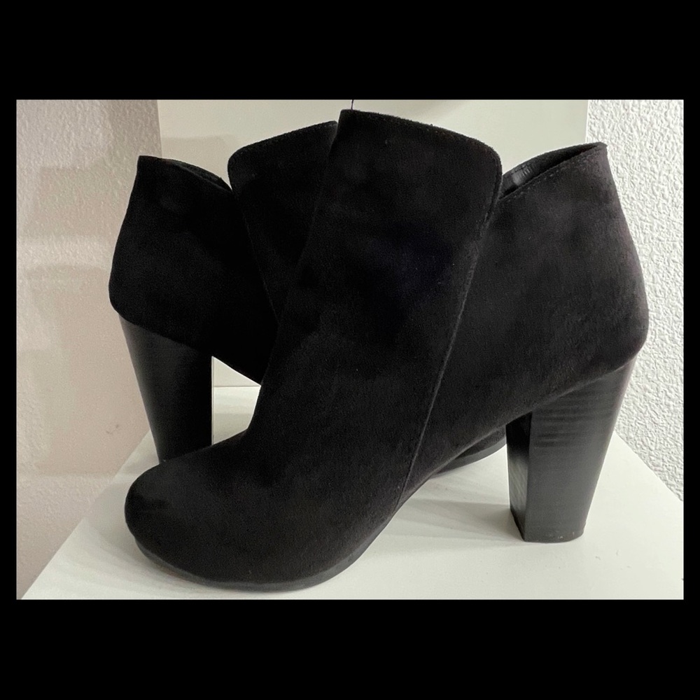 Women black heeled bootie